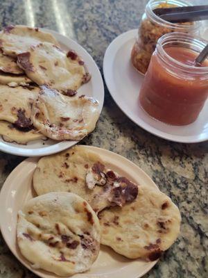 Pupusas, Queso y Frijoles