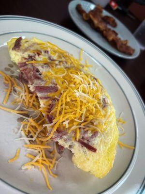 Corned beef + cheddar omelette & bacon (the good stuff!!!)