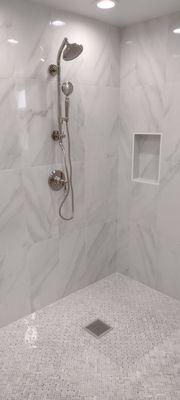 Zero threshold shower with a shampoo niche!