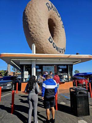 Famous Randy's Doughnuts with moderate foot traffic. Let's go!