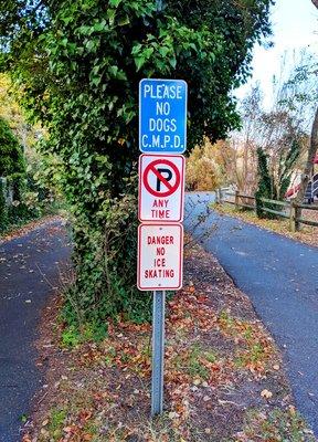 Kiwanis Park -- Sign said no dogs, but a few people were there with dogs