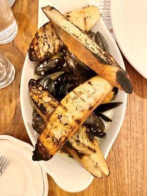 Mussels and that bread WOW