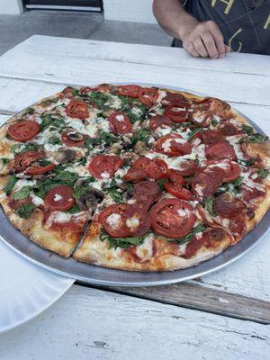 Large pizza with spinach, mushrooms, fresh tomatoes, and pepperoni (on half)