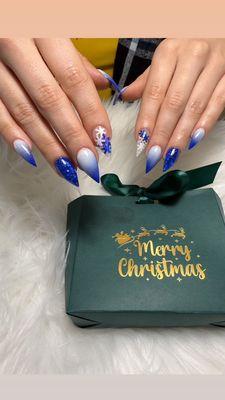 Merry Christmas A special Christmas gift for you! Receive a gift when you visit our salon on 12/25/2024