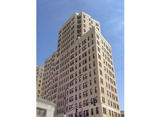 Beautifully Maintained Vintage High Rise at 415 W. Fullerton in Lincoln Park