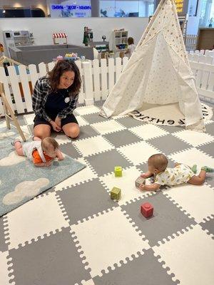 Open baby play area. There is more on the other side. Behind the baby area is the toddler area.