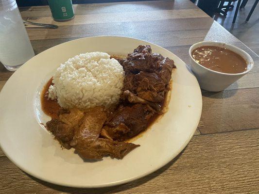 Pollo guisado with white rice and beans