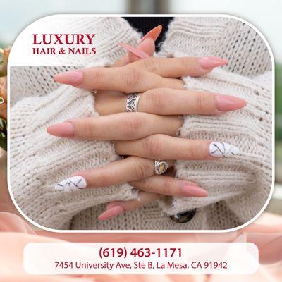 Elevate your summer look with our elegant nude nails, a perfect complement to the season's vibes.
ℬℴℴℴℴℯ