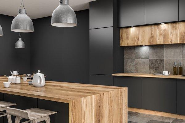 Experience the enchantment of a flat black kitchen, blending modern and rustic elements with wood accents. A culinary haven that captivates.