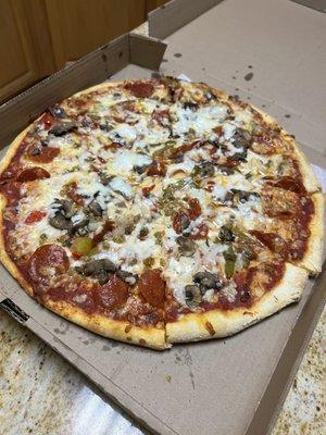 Grande Special Pizza is their Supreme Pizza that has the right amount of toppings. No soggy crust.