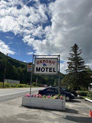 Deposit Hotel Sign