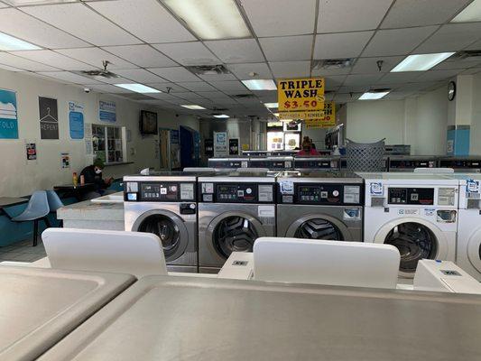 Great place do get laundry done.   Open 24/7 365!