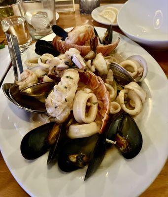 Linguine with seafood