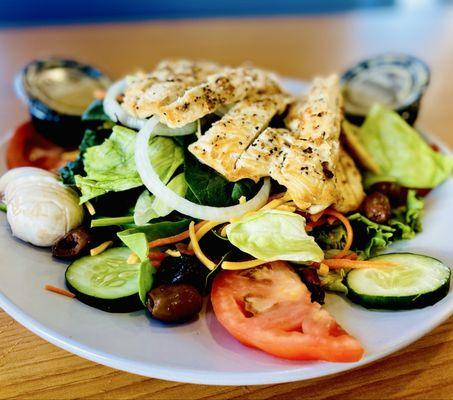 "JOAN OF ARC" salade de poulet! Perfectly seasoned chicken w/super fresh greens, mushrooms, yummy olives & Greek Dressing :)...