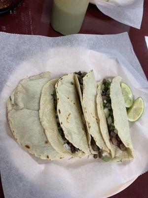 Tacos de bistec y de lengua