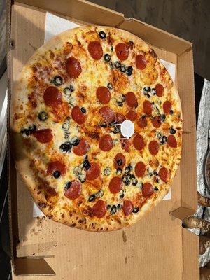 Large pizza - 2 toppings.  Great sauce and ingredients.