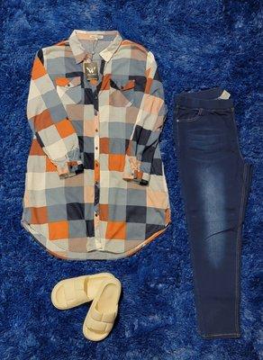 Outfit Inspiration | Plus Sized Plaid Tunic Shirt and Dark Denim Jeggings