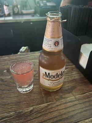 Modelo and a pink yelper! Per Bobby