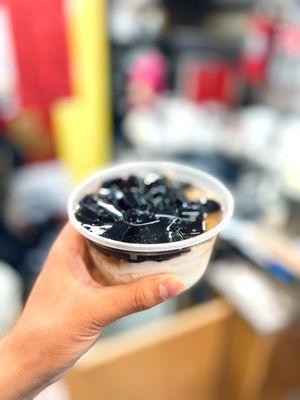 Soy bean dessert with grass jelly