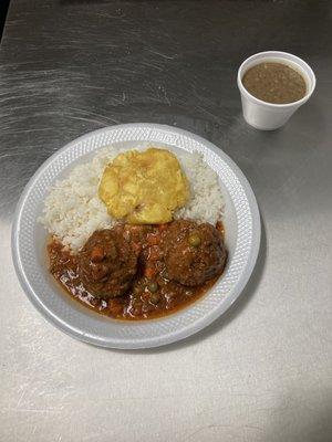 Only in specials: meatballs with rice lentils and toston Solo en los días de especial : albóndigas con arroz lentejas y toston