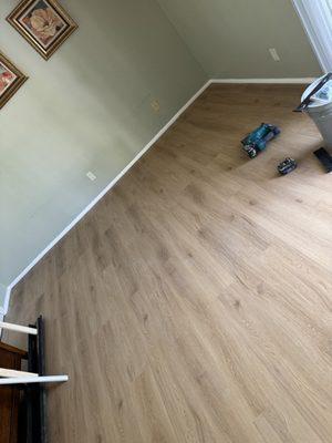 Instalación de piso laminado y moldura