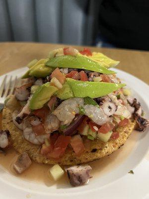 Camarón con Pulpo tostada