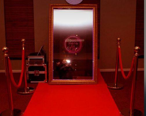 Universal S Photo Booth - Luxury photo booth