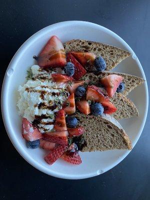 Berry toast