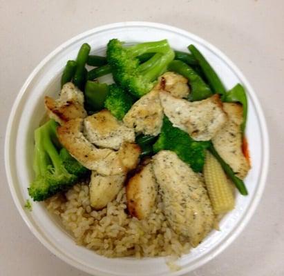 Healthy menu: grilled chicken and steamed mixed veggies