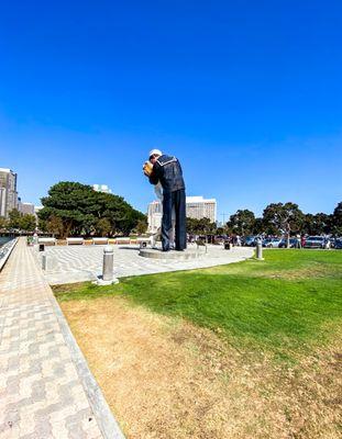 Kissing statue