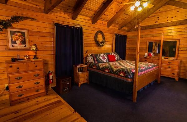 Country Blue cabin for 2, King Bedroom.