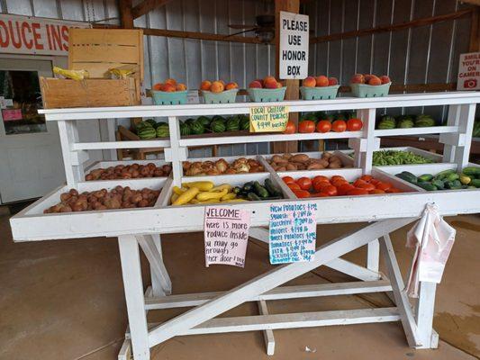 Oh yeah, got some farm fresh corn, tomatoes, peach & their delish Vidalia onion relish!!