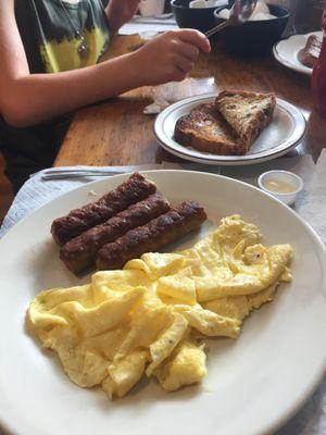 1 egg and side sausage with raisin toast.