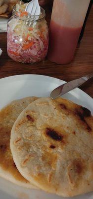 pupusas de queso y revueltas