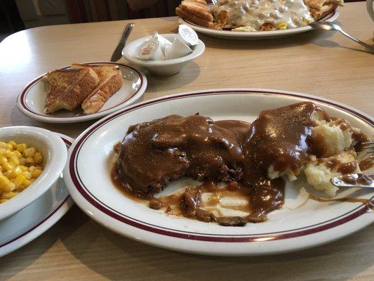 Chopped steak with mashed potatoes