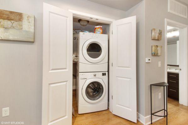 Studio Apartment - In-Unit Washer and Dryer