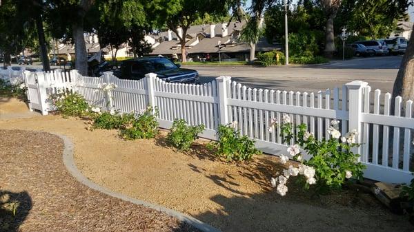 Picket vinyl fence