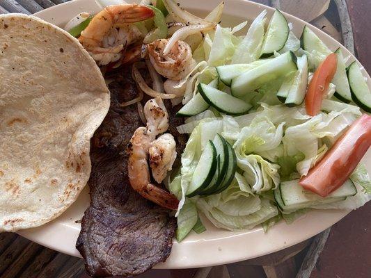 Carne asada Jumbo camarones asadas Tortillas hechas al mano  Y ensalada