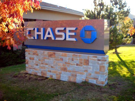 Custom monument sign for Chase Bank by The Sign Factory Inc.