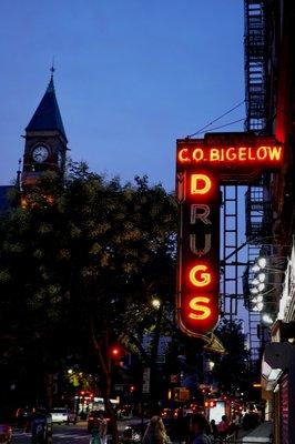 Neon DRUGS sign