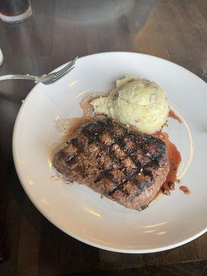 Sirloin with their home made mashed potatoes (i only had one side on here but it comes with two!)