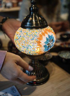 What a beautiful handicraft! Would you like to make your own mosaic lamp?
 
 #workshop #artworkshop #mosaiclamp #todointustin 
 #todoinla