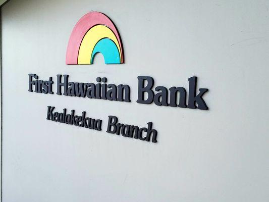 The First Hawaiian Bank (Kealakekua Branch) sign.