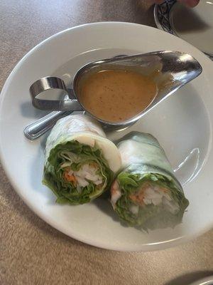 Fresh rolls with shrimp and peanut sauce