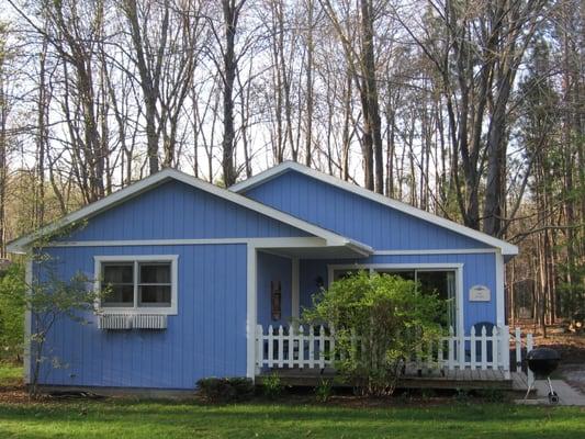 Robin Cottage, sleeps 6, hot tub on back screen porch