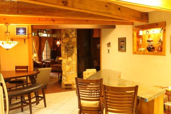 Bar, Kitchen Table and TV in Kitchen to keep up with what's on in Living room