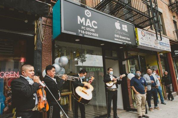 yes! our branch store is open!!!  Photo: Vane Piccolella Photography