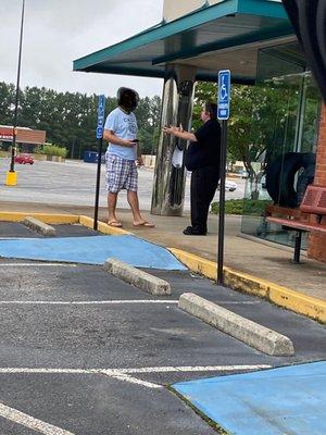 Mavis Manager Yelling at another customer outside the store... Woooooo   RUN AWAY!!!!!!!!!!