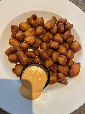 Wisconsin fried cheese curds with sriracha ranch dipping sauce