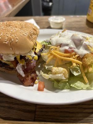 Bacon cheeseburger w side salad